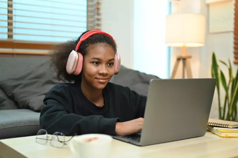 A Re-Imagine Ontario homework support tutoring session.